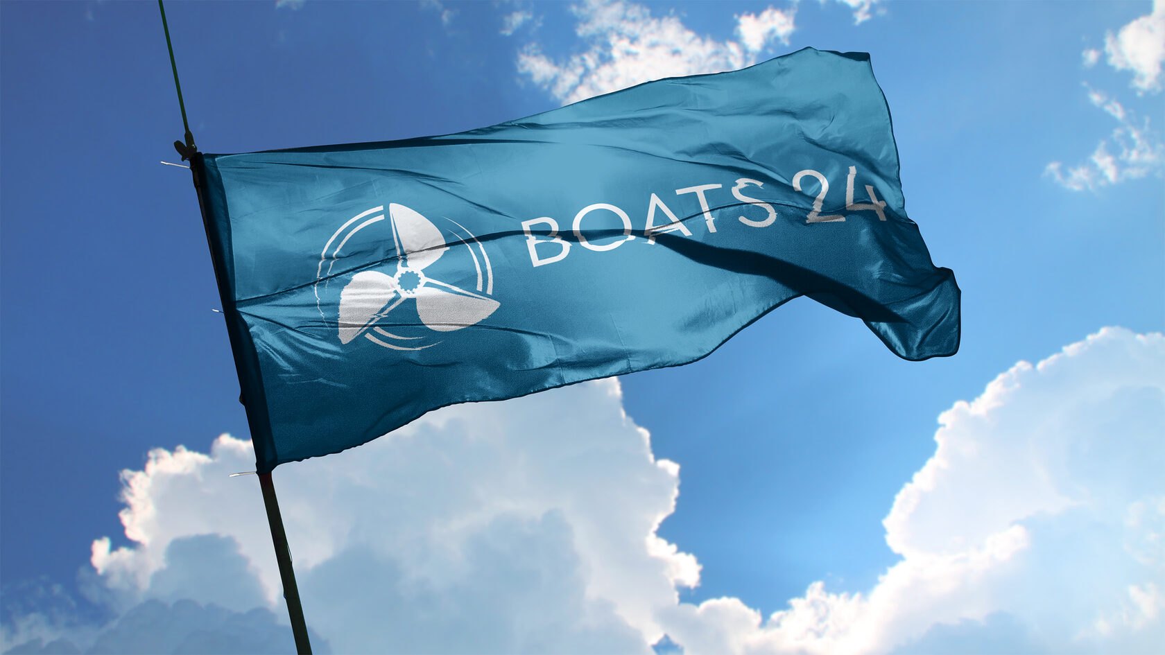 Флаг с логотипом Boats24 на фоне неба
