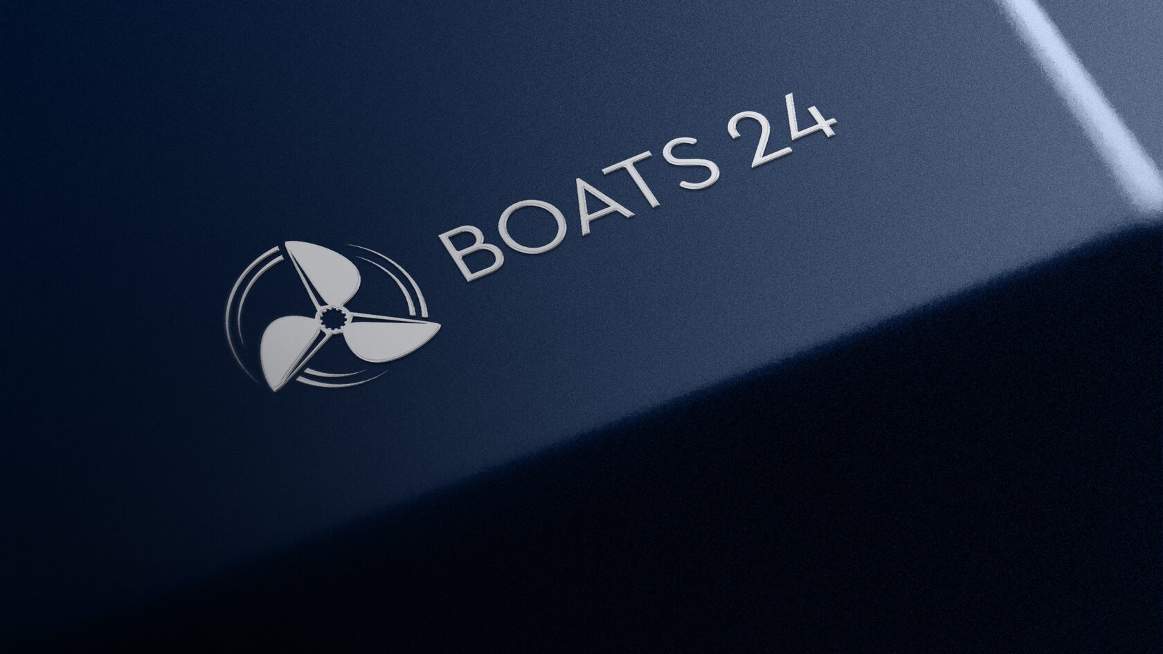 Логотип Boats24 на тёмной поверхности