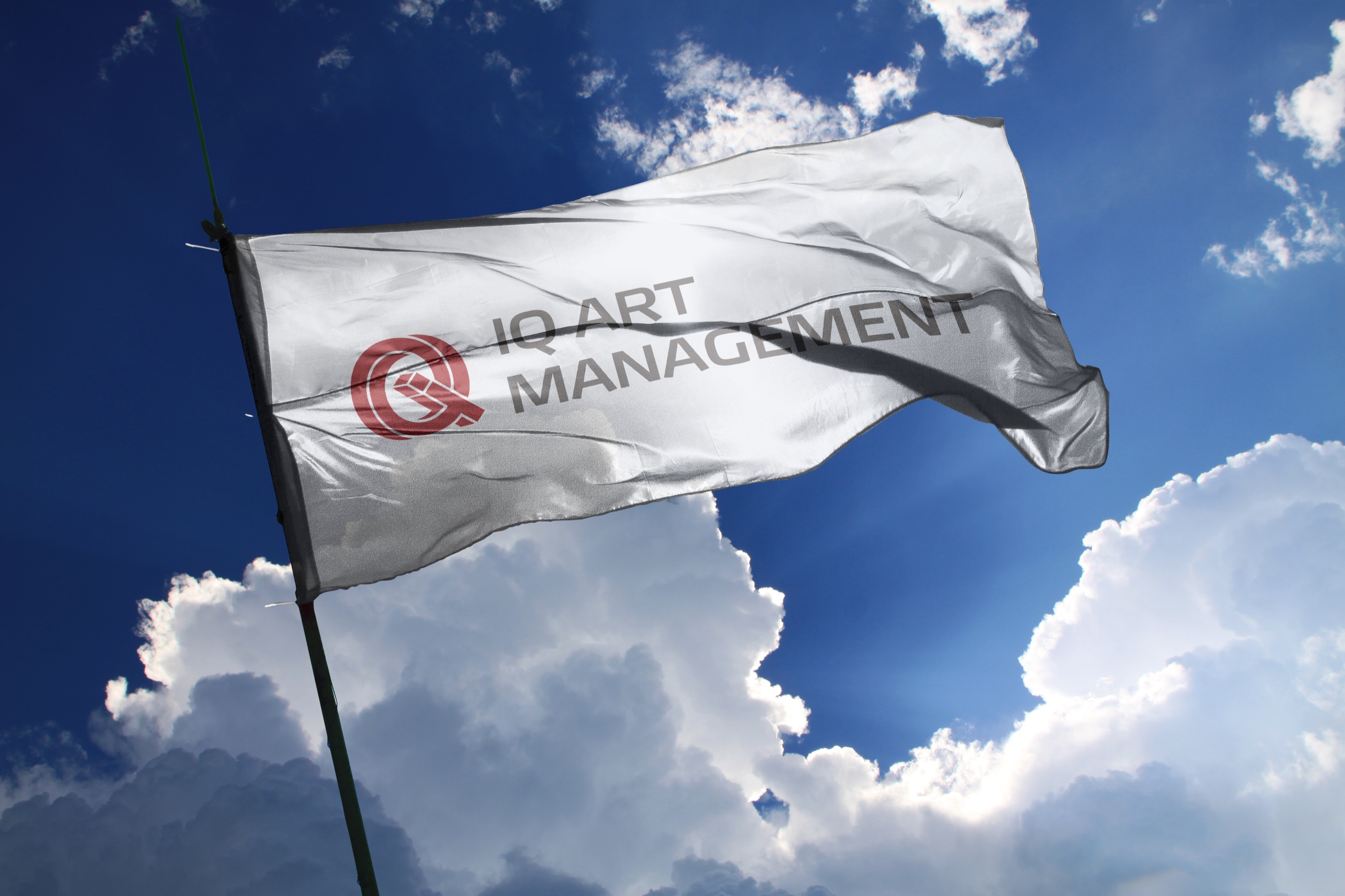 Белый флаг с логотипом IQ Art Management на фоне синего неба и облаков